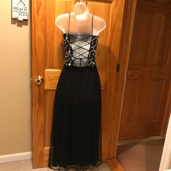 Blondie Nites Dress - Picture 2 of 9